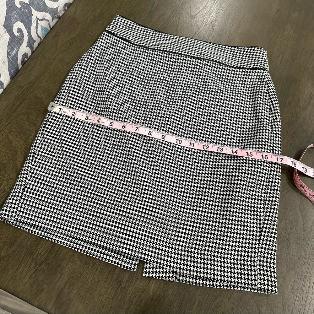 Banana Republic Factory Black and White Houndstooth Pencil Skirt - Picture 4 of 10